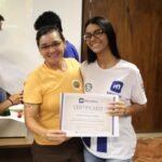 Jovens recebem certificados de curso de Informática em SJB